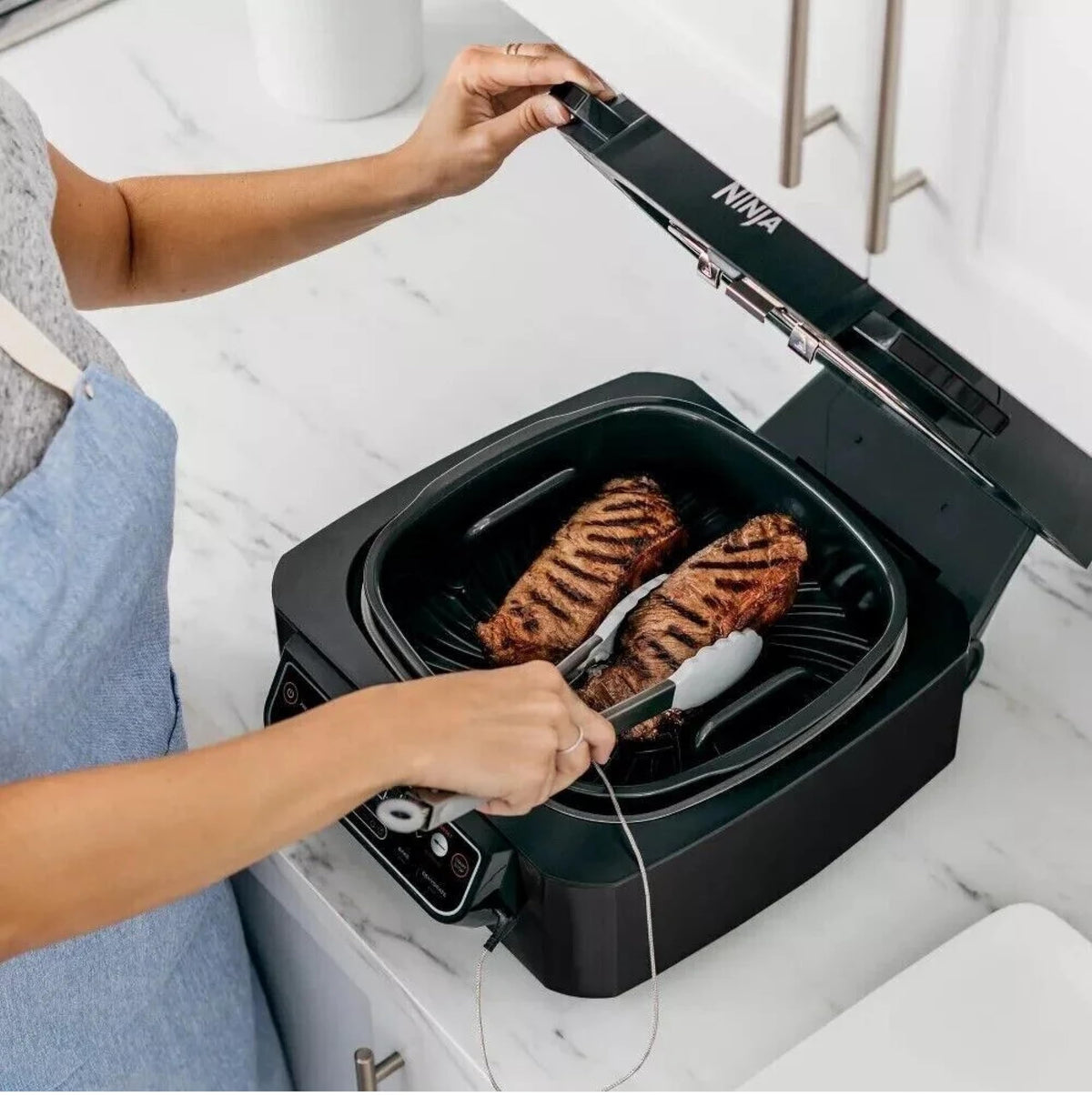 Ninja Foodi Pro 5-in-1 Indoor Integrated Smart Probe, 4-Quart Air Fryer, Roast, Bake, Dehydrate, an Cyclonic Grilling Technology, with 4 Steaks